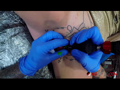 ❤️ Uiters getatoeëerde hottie Sully Savage het 'n tatoeëermerk op haar klitoris gekry Gehaltepornografie op af.sexuria-net.ru